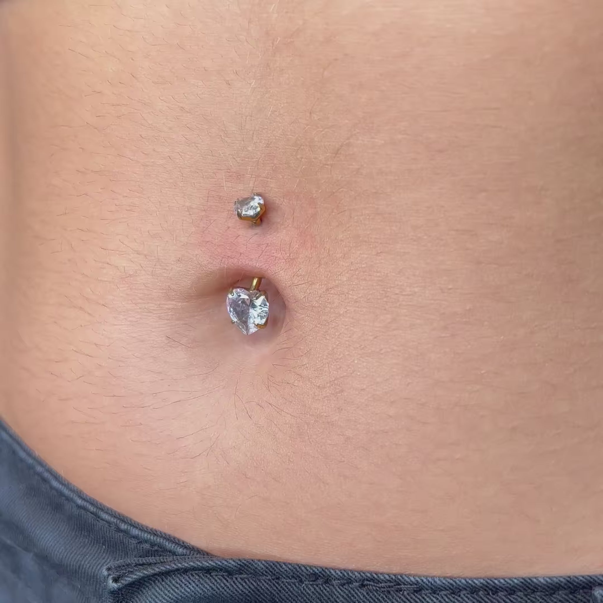 Il Heart Navel in Titanio è il piercing perfetto per chi cerca un gioiello elegante, sicuro e confortevole. Realizzato in titanio di grado implantare, è completamente ipoallergenico e privo di nichel, ideale anche per pelli sensibili.