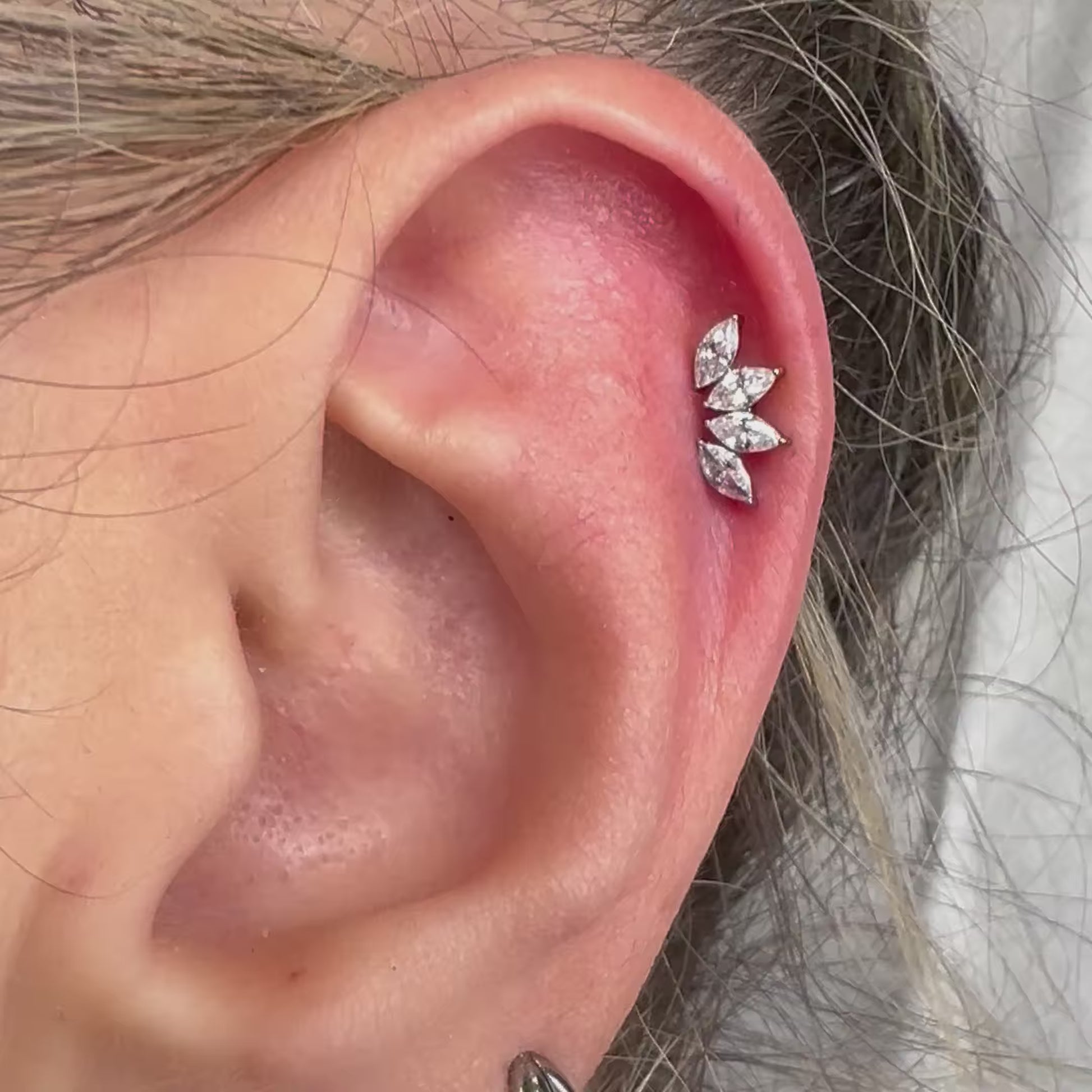 Piercing in titanio grado medicale con pietra marquise a quattro punte, elegante e luminoso per orecchio e cartilagine.