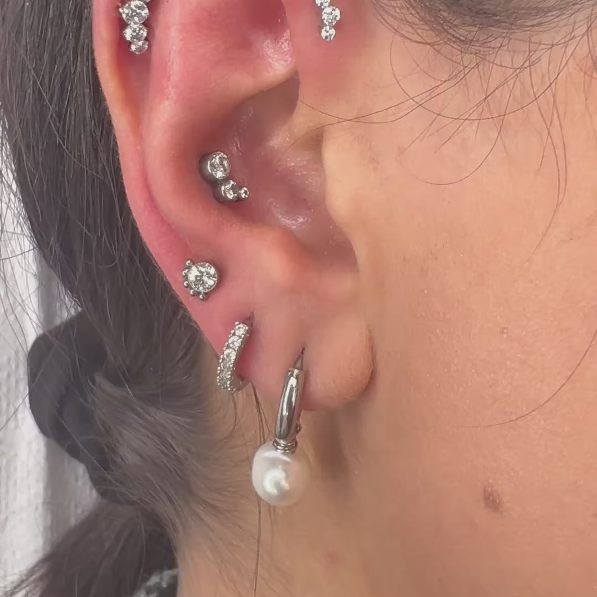 Piercing a Fiore Solare (Sunny) in titanio, petali di zirconi a formare una corona