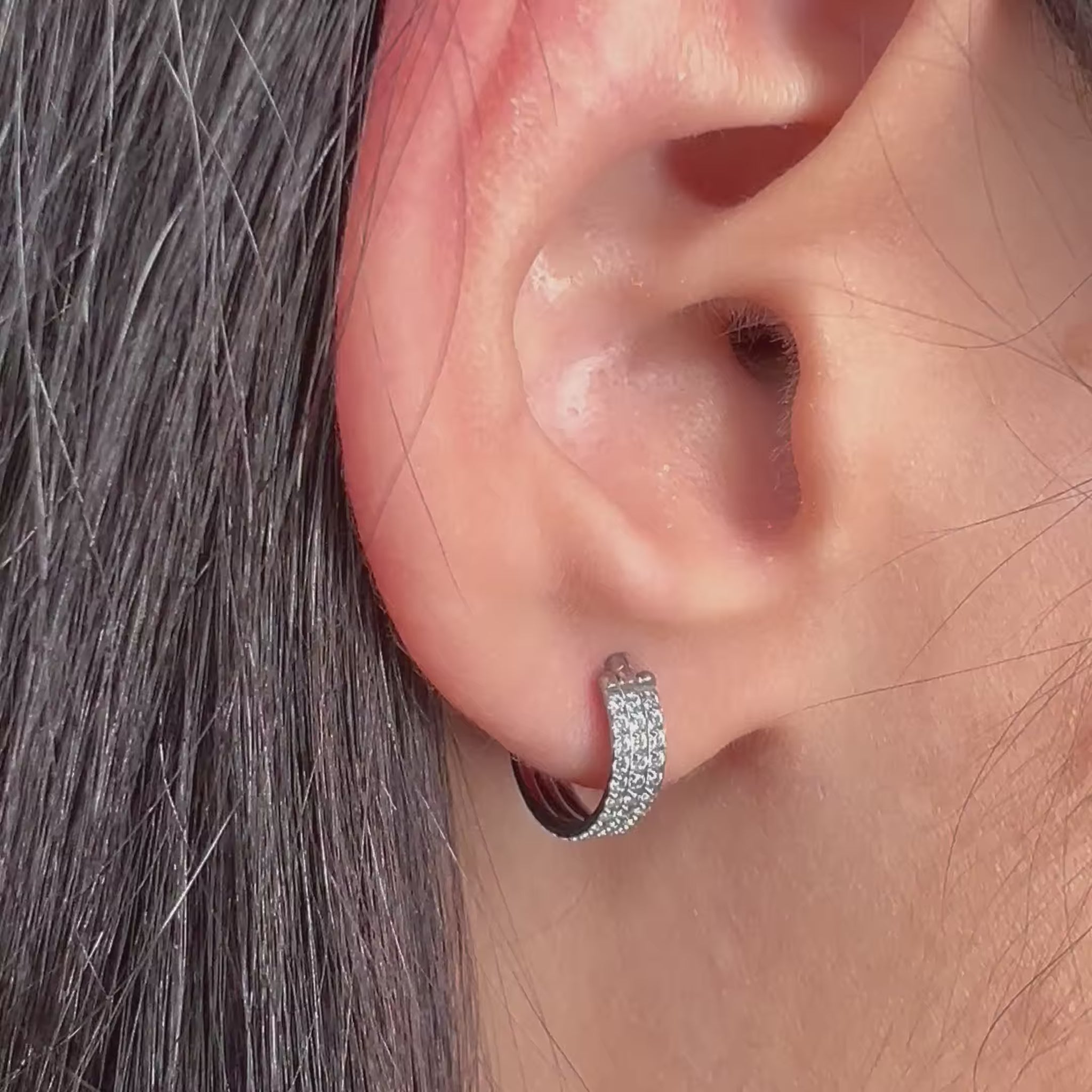 Anello Triple Circle in titanio satinato – triplo cerchio dal design minimalista, ideale per uomo e donna.