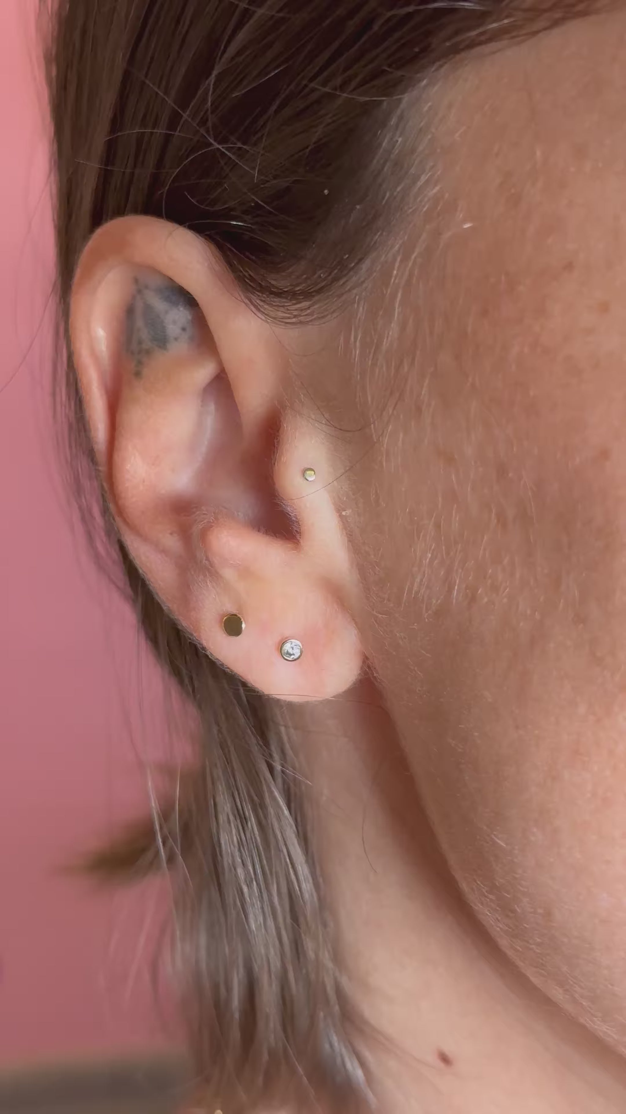 Shiny Bar Gold piercing in oro giallo lucido – gioiello elegante e resistente, ideale per look discreto ma di tendenza.