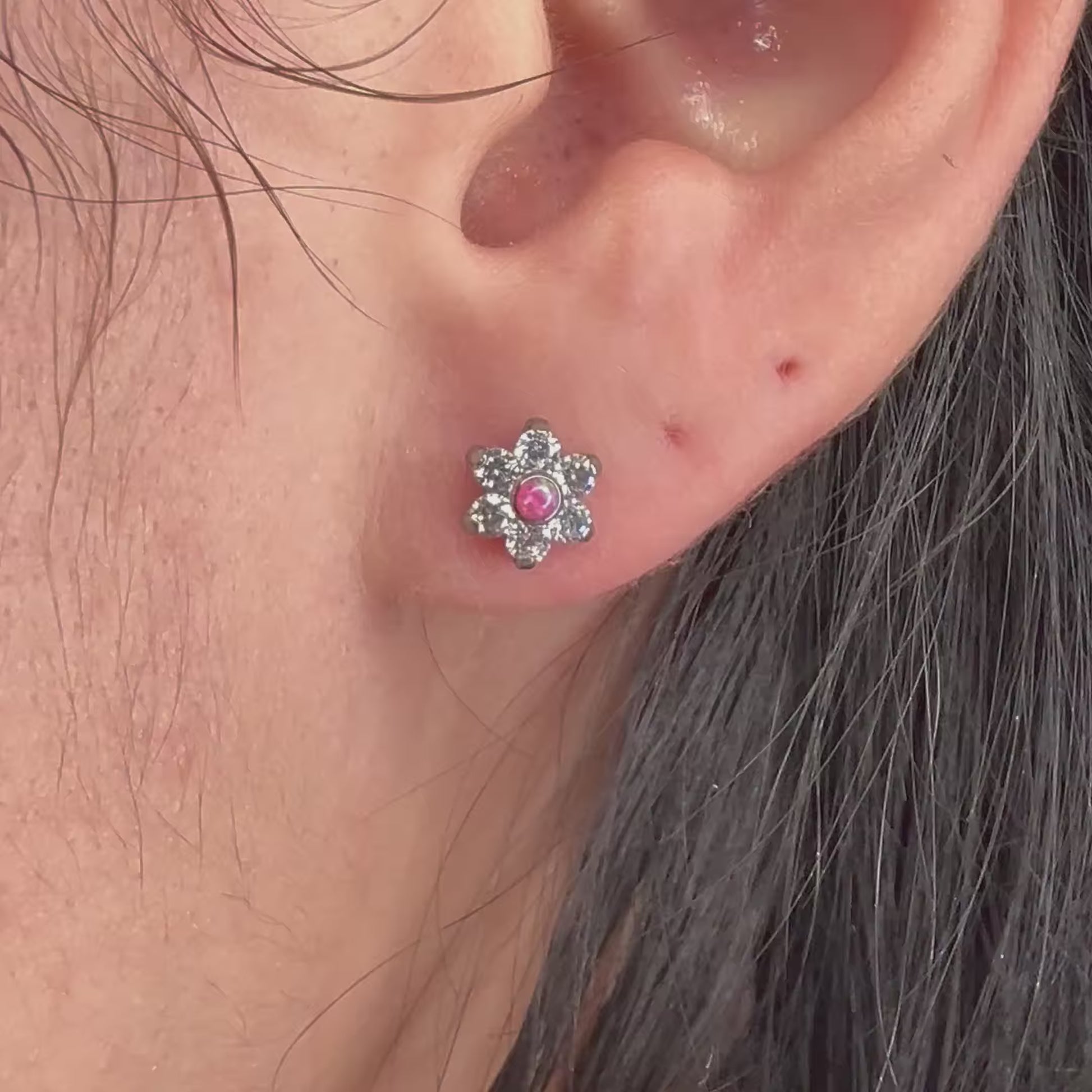 Piercing “Opal Flower” in titanio anallergico con fiore di opali luminosi. Gioiello elegante e sicuro, ideale per lobo, helix o trago. Design raffinato, resistente e ipoallergenico.