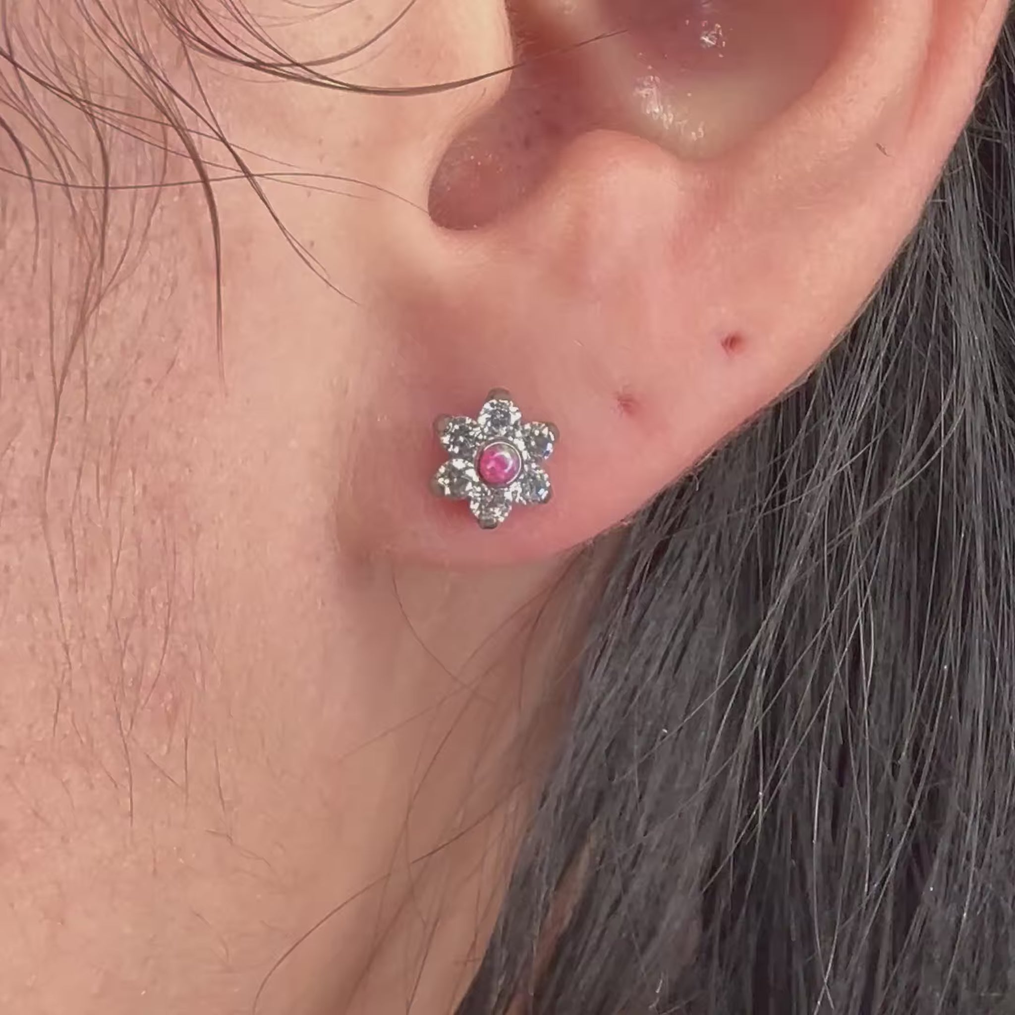 Piercing “Opal Flower” in titanio anallergico con fiore di opali luminosi. Gioiello elegante e sicuro, ideale per lobo, helix o trago. Design raffinato, resistente e ipoallergenico.