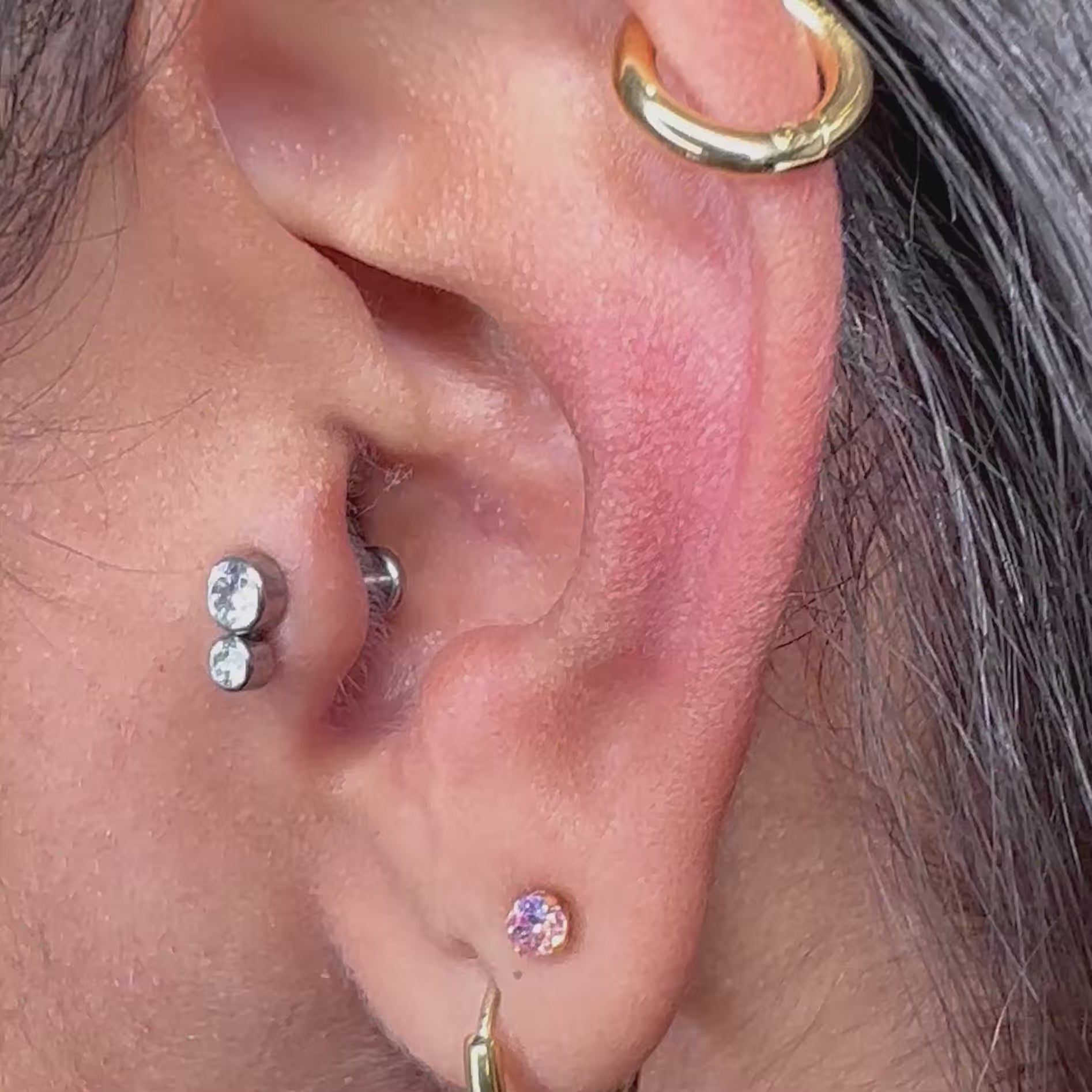 Il piercing “Double Dot” in titanio celebra la semplicità: due punti di luce che creano equilibrio, eleganza e armonia sulla pelle.