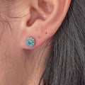 Piercing “Shiny Flower” in titanio lucente con petali di cristalli luminosi. Un gioiello delicato e scintillante, perfetto per chi ama un look femminile e raffinato.
