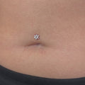 Piercing titanio Daisy Flower a margherita, gioiello ipoallergenico Indossato su floating navel