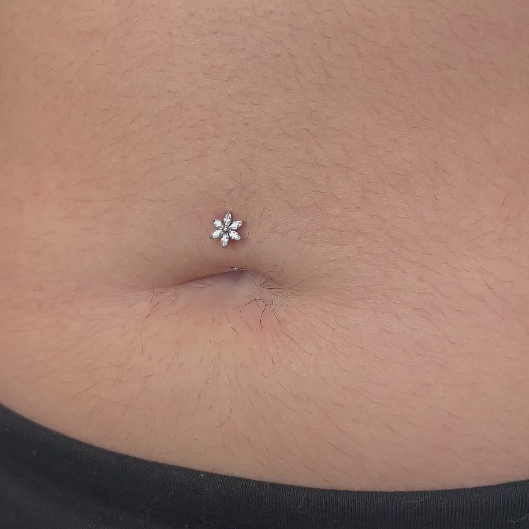 Piercing titanio Daisy Flower a margherita, gioiello ipoallergenico Indossato su floating navel