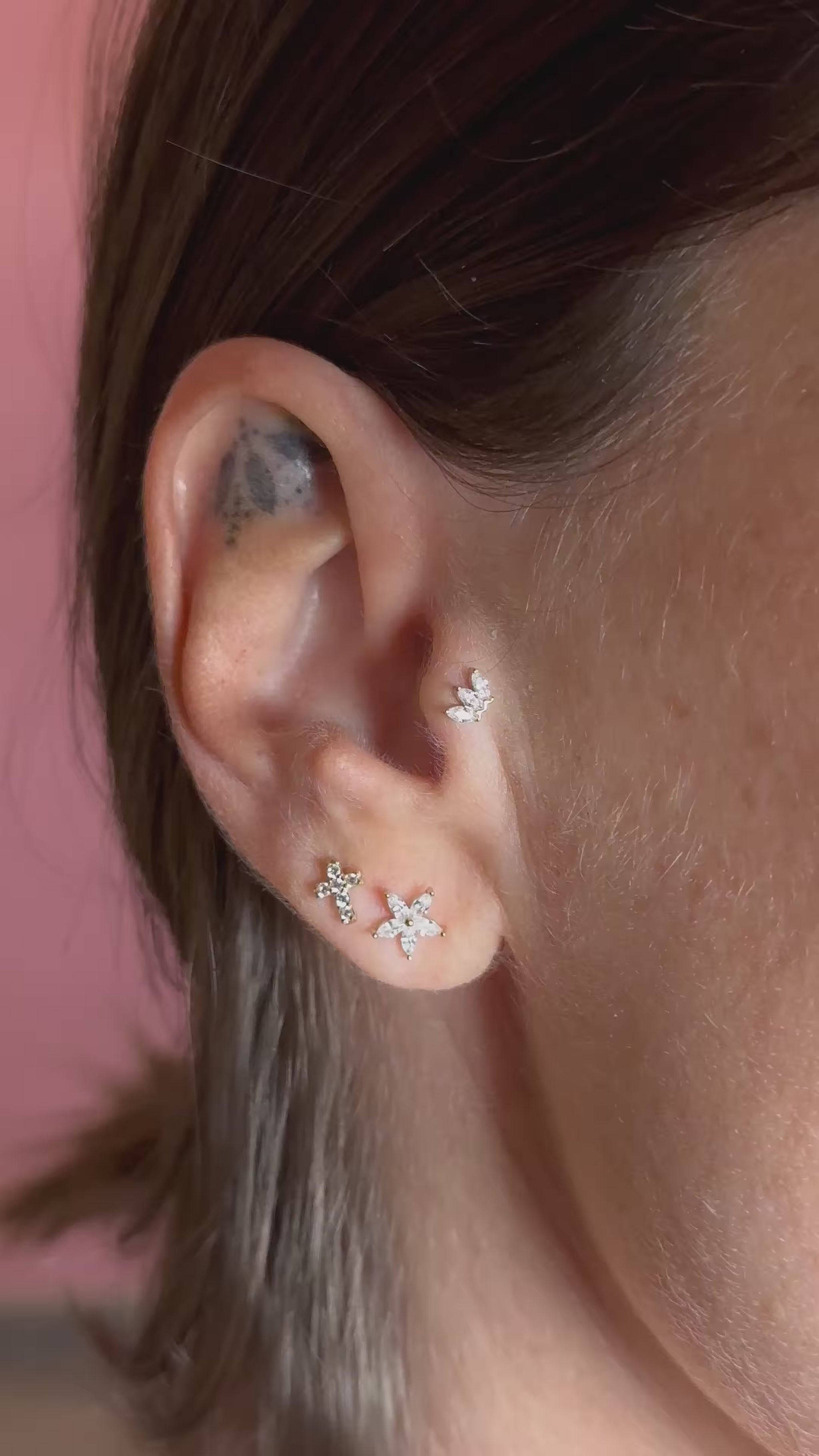 Il Flower Gold in Oro è un gioiello delicato e raffinato, ispirato alla bellezza dei fiori, simbolo di femminilità, grazia e armonia.
Realizzato in oro 14 carati di alta qualità, questo gioiello unisce design elegante e artigianalità superiore, rendendolo perfetto per chi desidera un accessorio luminoso e versatile.