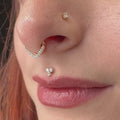 Aggiungi un tocco di eleganza al tuo look con il Gold Drop Septum, il piercing naso raffinato e brillante dal design moderno e distintivo.
Realizzato in oro di alta qualità, è ipoallergenico, sicuro anche per pelli sensibili, garantendo comfort e durata nel tempo.