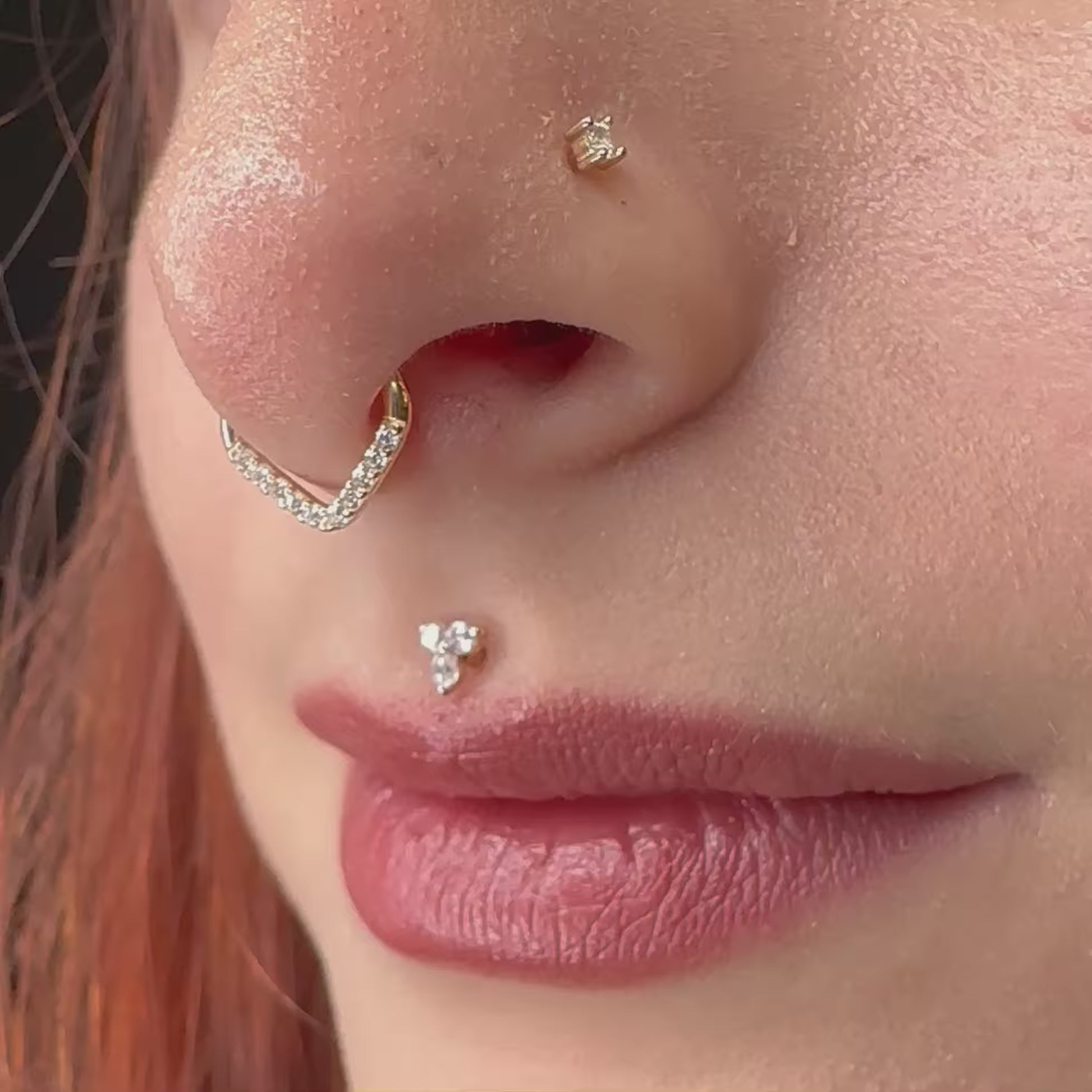 Aggiungi un tocco di eleganza al tuo look con il Gold Drop Septum, il piercing naso raffinato e brillante dal design moderno e distintivo.
Realizzato in oro di alta qualità, è ipoallergenico, sicuro anche per pelli sensibili, garantendo comfort e durata nel tempo.