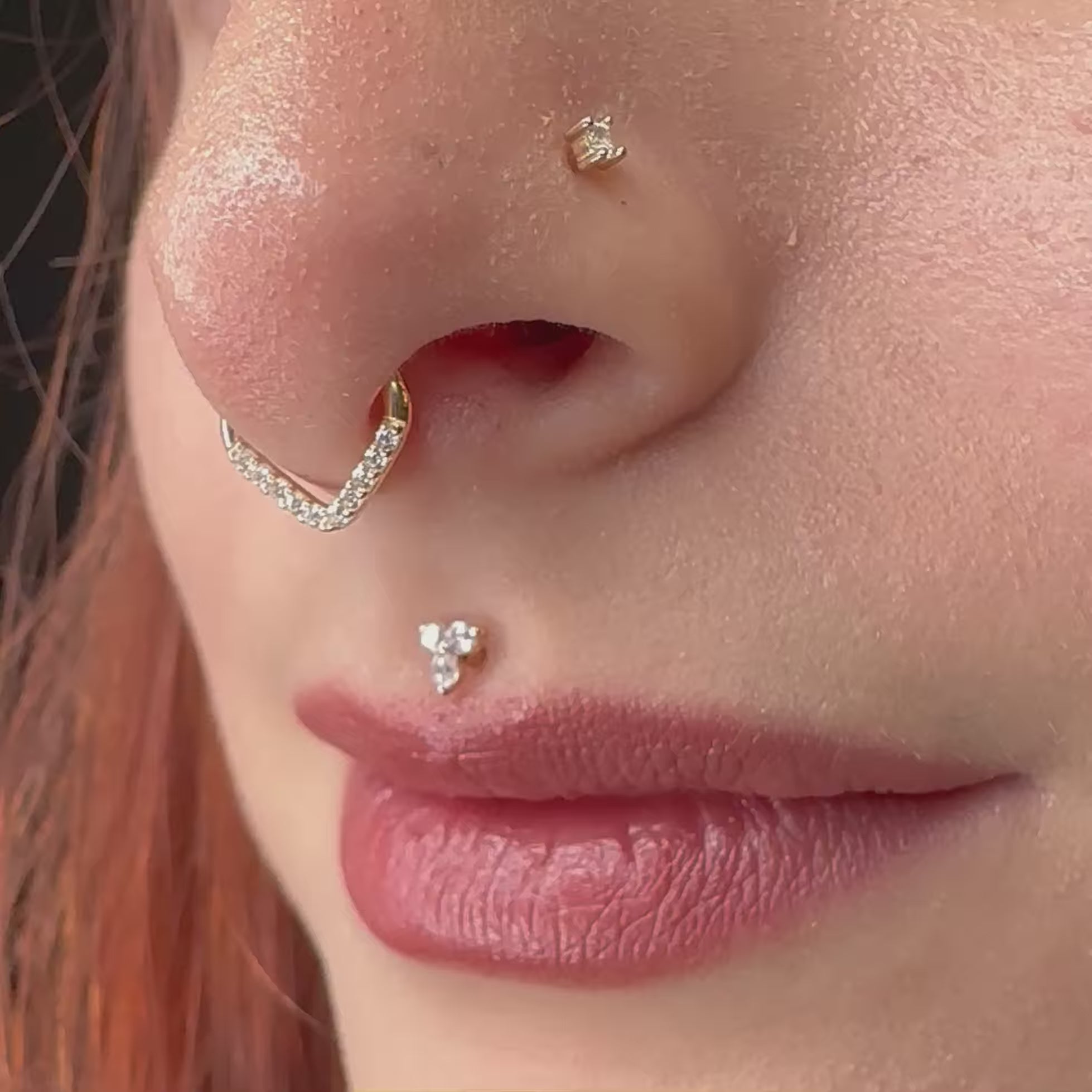 Aggiungi un tocco di eleganza al tuo look con il Gold Drop Septum, il piercing naso raffinato e brillante dal design moderno e distintivo.
Realizzato in oro di alta qualità, è ipoallergenico, sicuro anche per pelli sensibili, garantendo comfort e durata nel tempo.