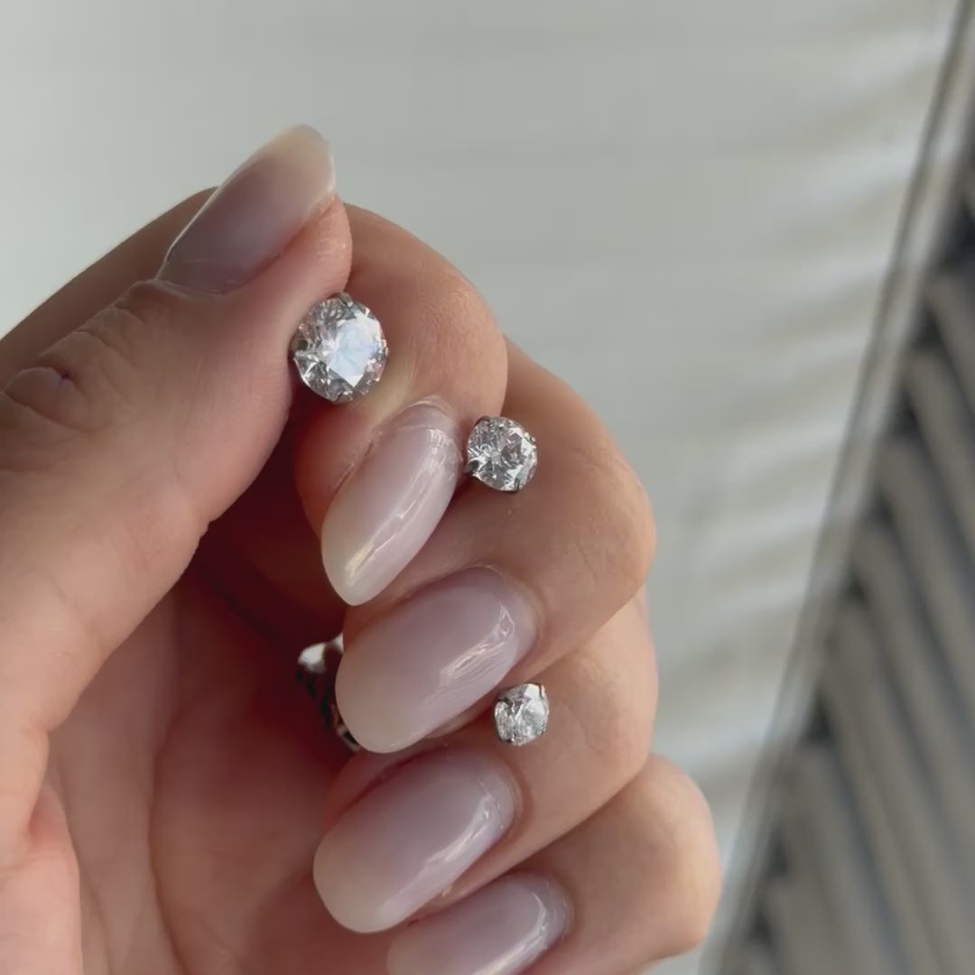Gioiello per piercing in Titanio con grande pietra centrale dal taglio brillante, pensato per creare un elegante punto luce sull’orecchio. Il design essenziale mette in risalto la luminosità dello zircone, rendendolo perfetto sia da indossare singolarmente sia da abbinare ad altri gioielli per creare una composizione personalizzata.