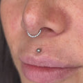 D Shiny Septum in titanio – piercing per setto nasale luminoso e raffinato, ideale per uno stile sobrio e contemporaneo.