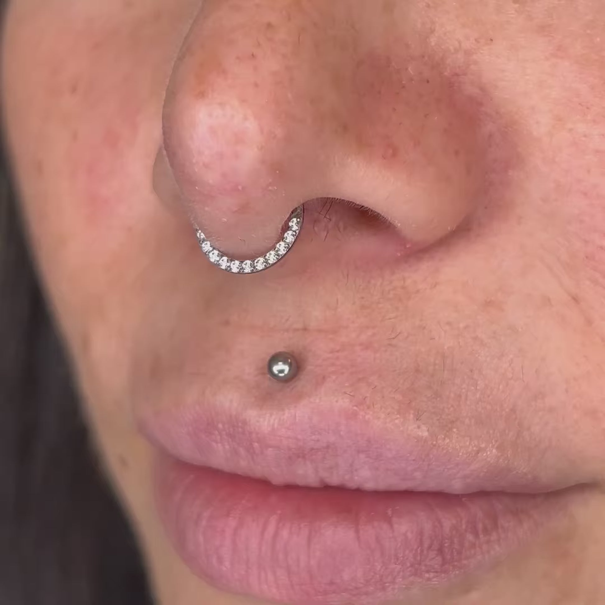 D Shiny Septum in titanio – piercing per setto nasale luminoso e raffinato, ideale per uno stile sobrio e contemporaneo.