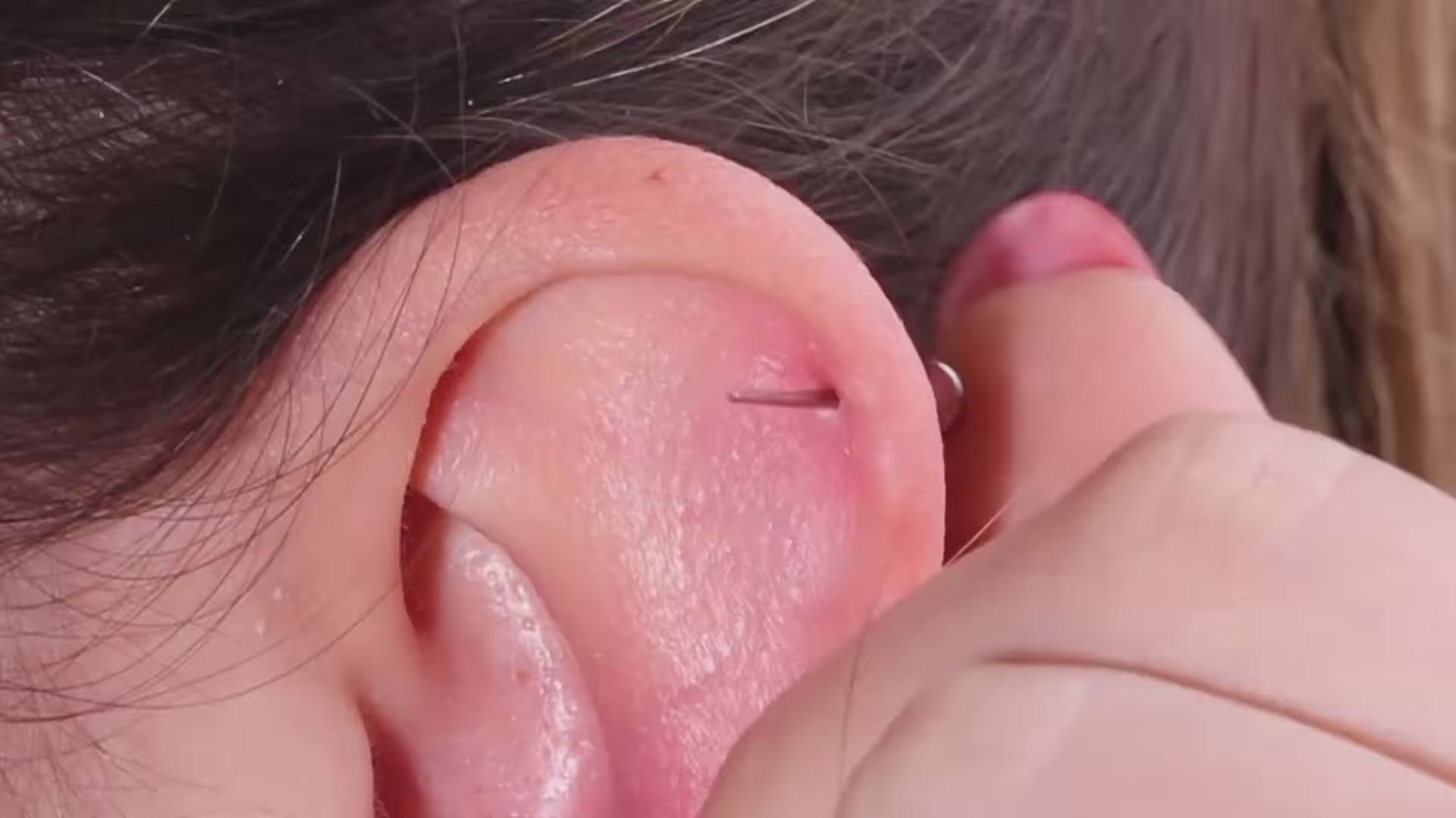 Piercing in titanio Gem Cluster con cluster di gemme luminose, ipoallergenico e ideale per lobo, helix e cartilagine.