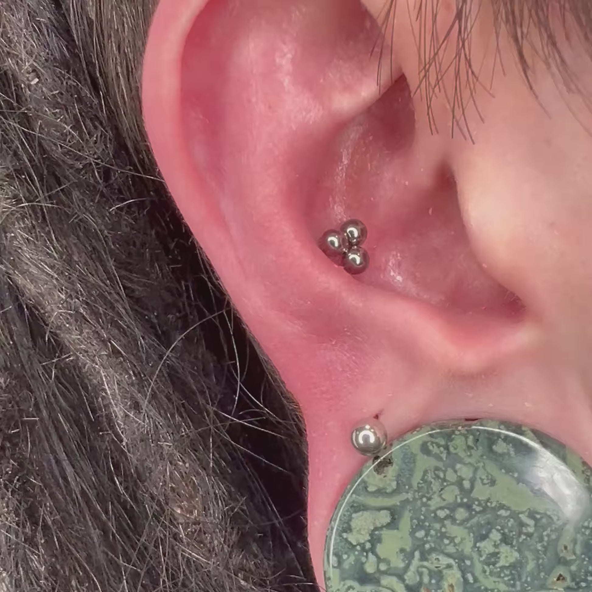 Piercing Triple Balls (Tre Sfere) in titanio, finitura lucida Indossato