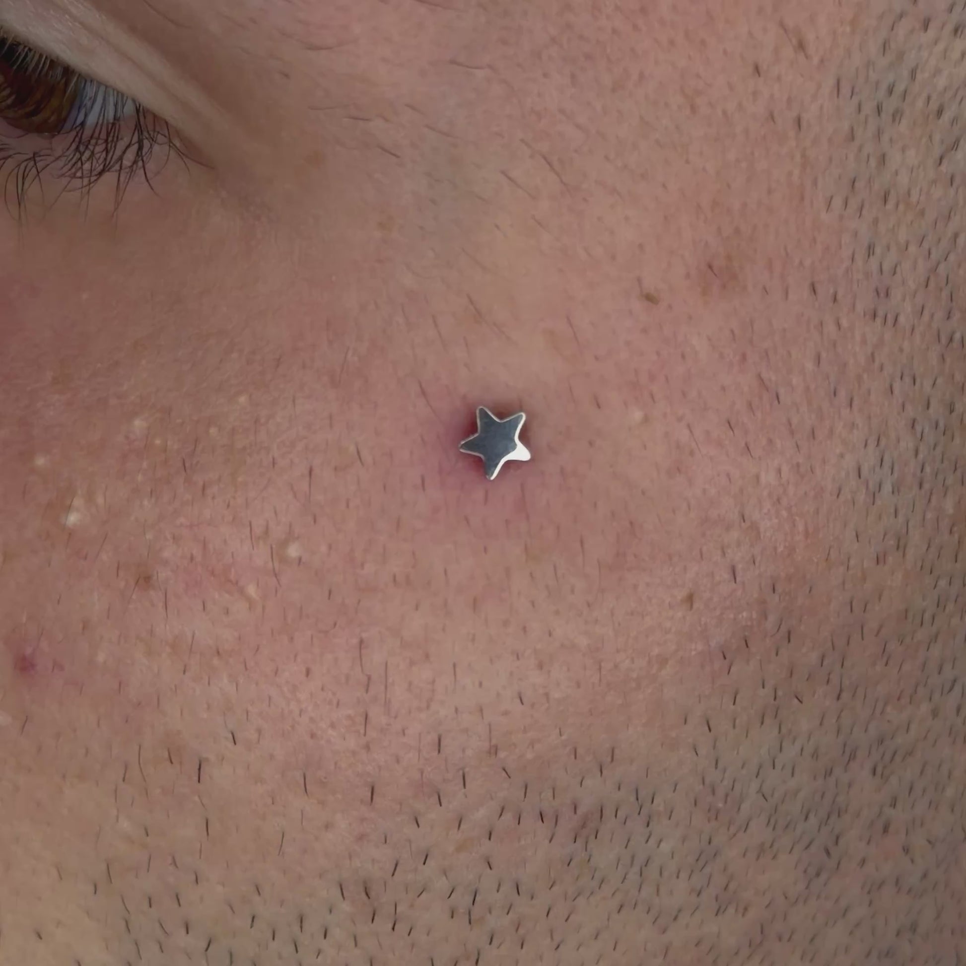 Terminale dermal dal design minimal e raffinato, caratterizzato da una delicata forma a stella che dona un tocco luminoso ed elegante senza risultare eccessiva. Perfetto per chi ama uno stile essenziale ma ricco di personalità