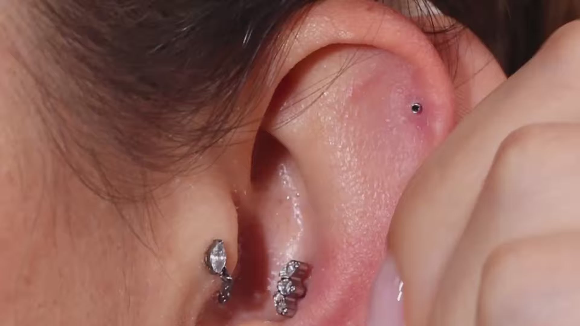 Gioiello Piercing Titanio con decorazione a Fiore Pendente e petali di zirconi, design elegante