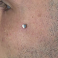Terminale dermal dal design romantico ed elegante, caratterizzato da una delicata forma a cuore che aggiunge un tocco dolce e raffinato ad ogni composizione. Un gioiello minimalista ma ricco di significato, perfetto per chi ama i dettagli senza tempo.
