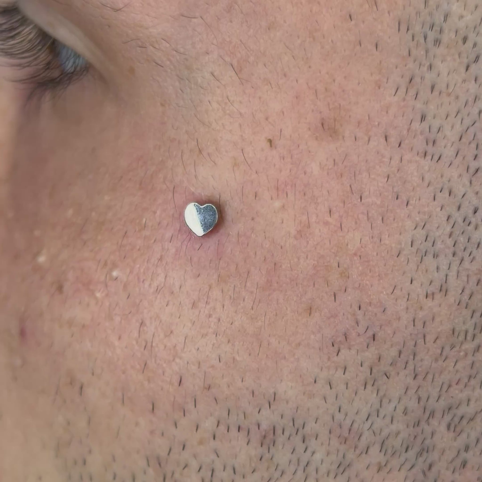 Terminale dermal dal design romantico ed elegante, caratterizzato da una delicata forma a cuore che aggiunge un tocco dolce e raffinato ad ogni composizione. Un gioiello minimalista ma ricco di significato, perfetto per chi ama i dettagli senza tempo.