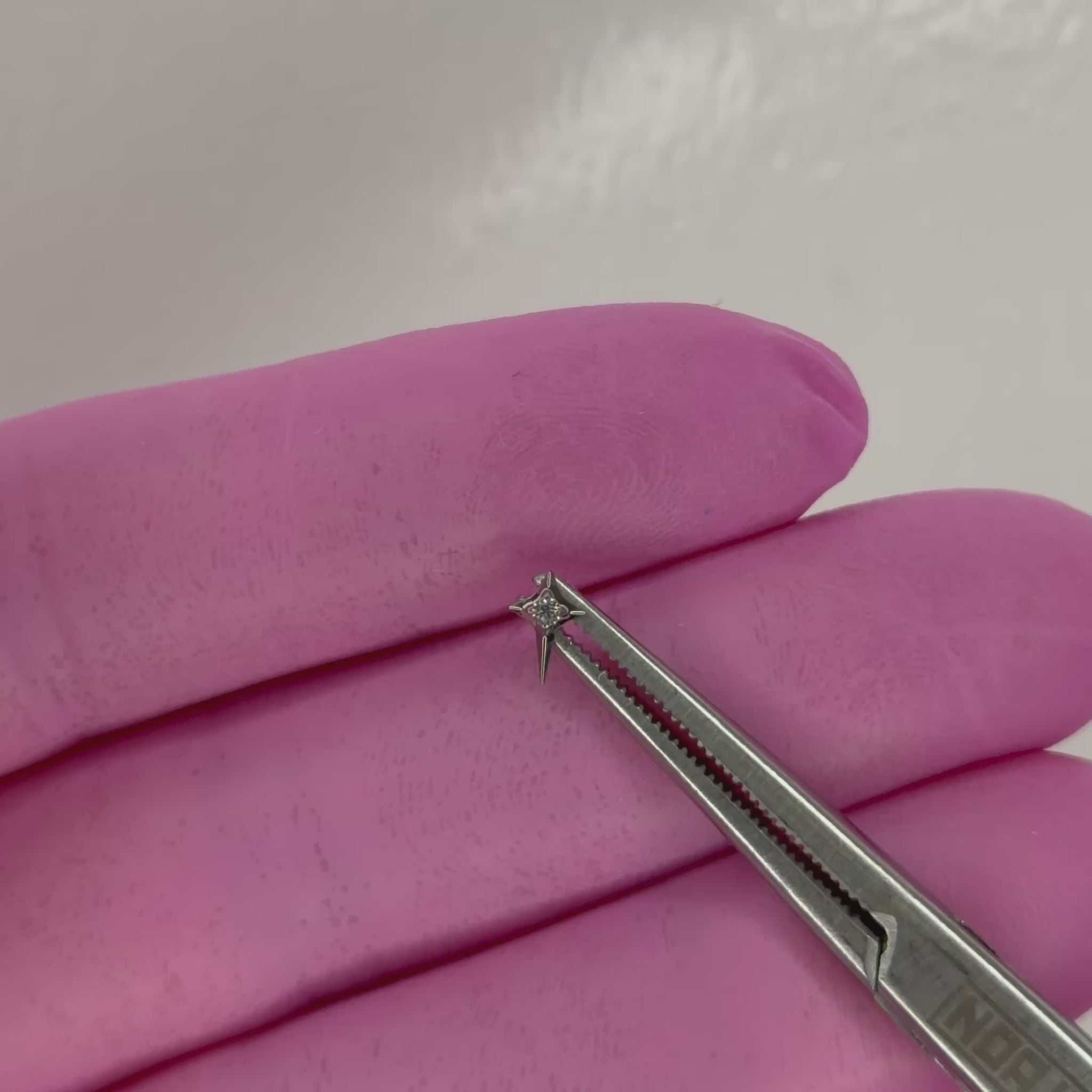 Terminale Little Star in titanio ASTM F136 con zircone brillante. Design minimal e dimensioni ridotte, perfetto per lobo, helix, flat, trago, conch e forward helix. Ipoallergenico e versatile.