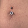 Piercing Rhobus Navel in titanio – barra curva con pendente a forma di rombo, ipoallergenico e resistente, perfetto per l’ombelico.