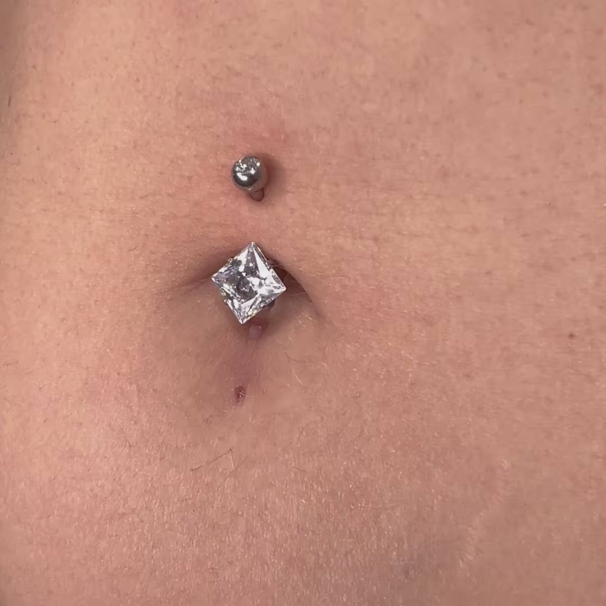 Piercing Rhobus Navel in titanio – barra curva con pendente a forma di rombo, ipoallergenico e resistente, perfetto per l’ombelico.