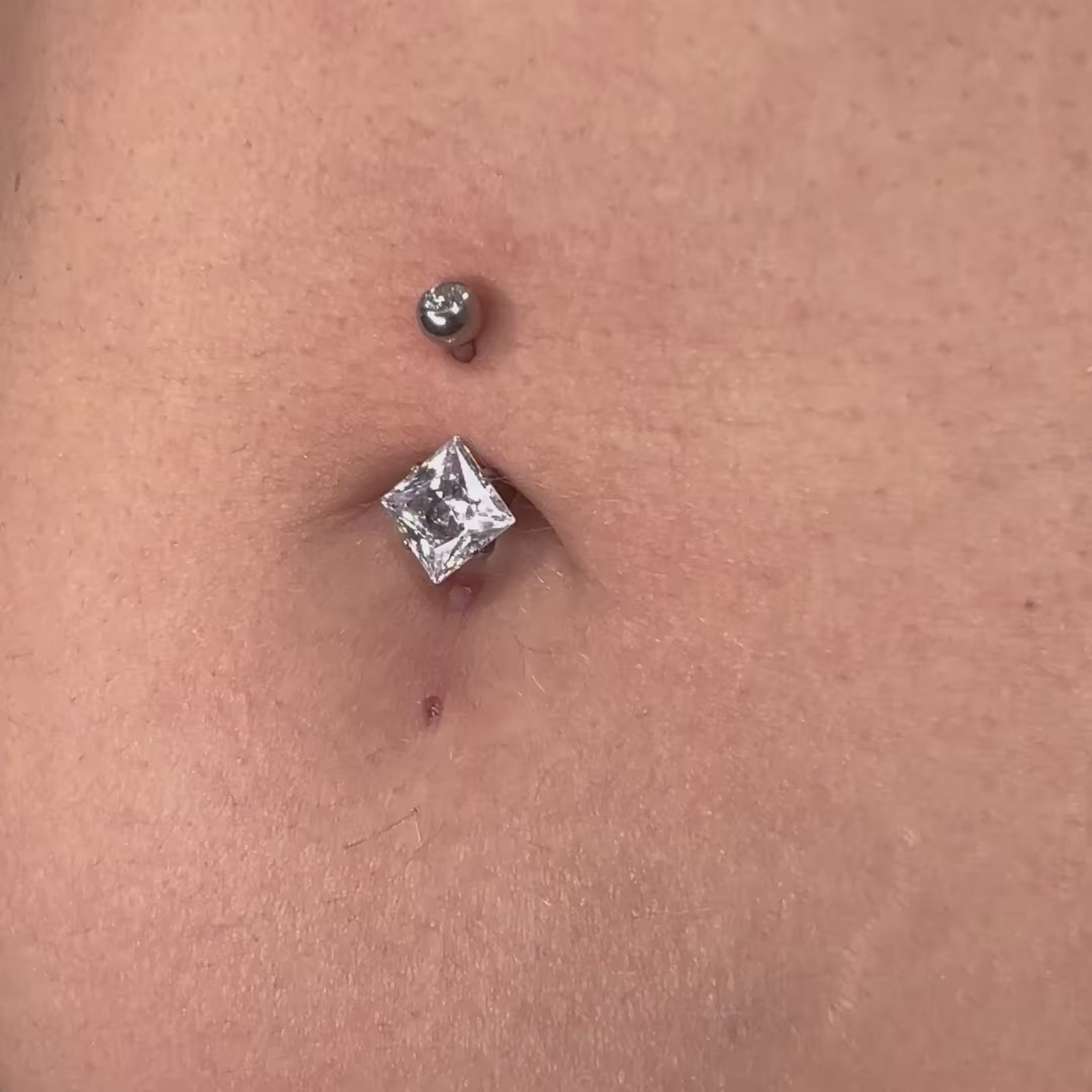 Piercing Rhobus Navel in titanio – barra curva con pendente a forma di rombo, ipoallergenico e resistente, perfetto per l’ombelico.