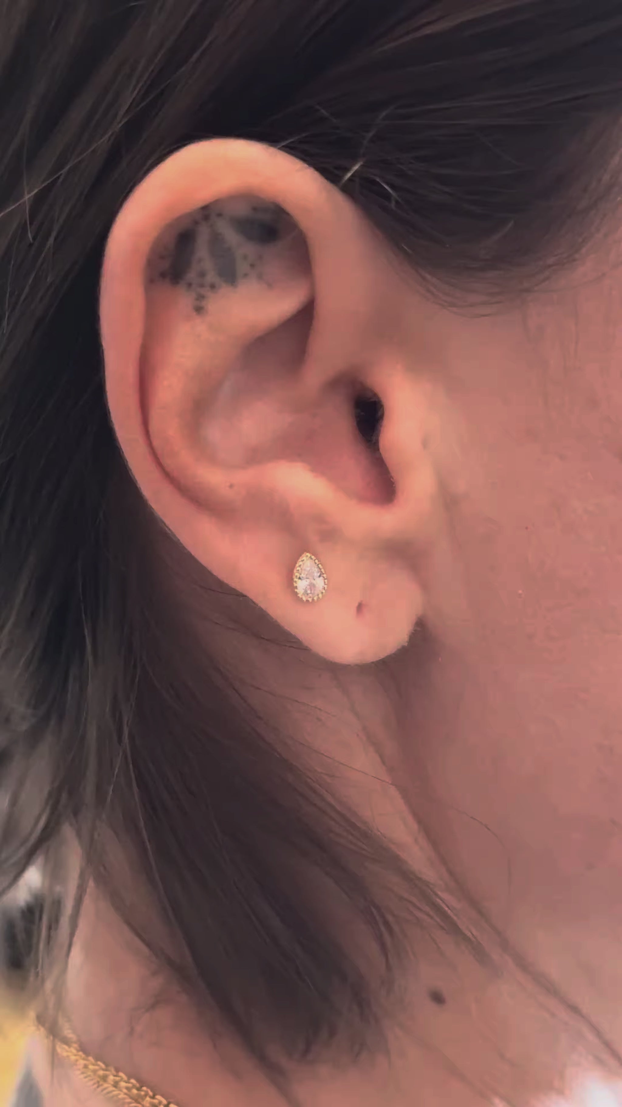 Illumina il tuo stile con Drop Gold in oro, il piercing a goccia dal design elegante e raffinato. Realizzato in oro 14K, questo gioiello è anallergico, sicuro sulla pelle e perfetto per chi cerca un accessorio prezioso e resistente nel tempo.