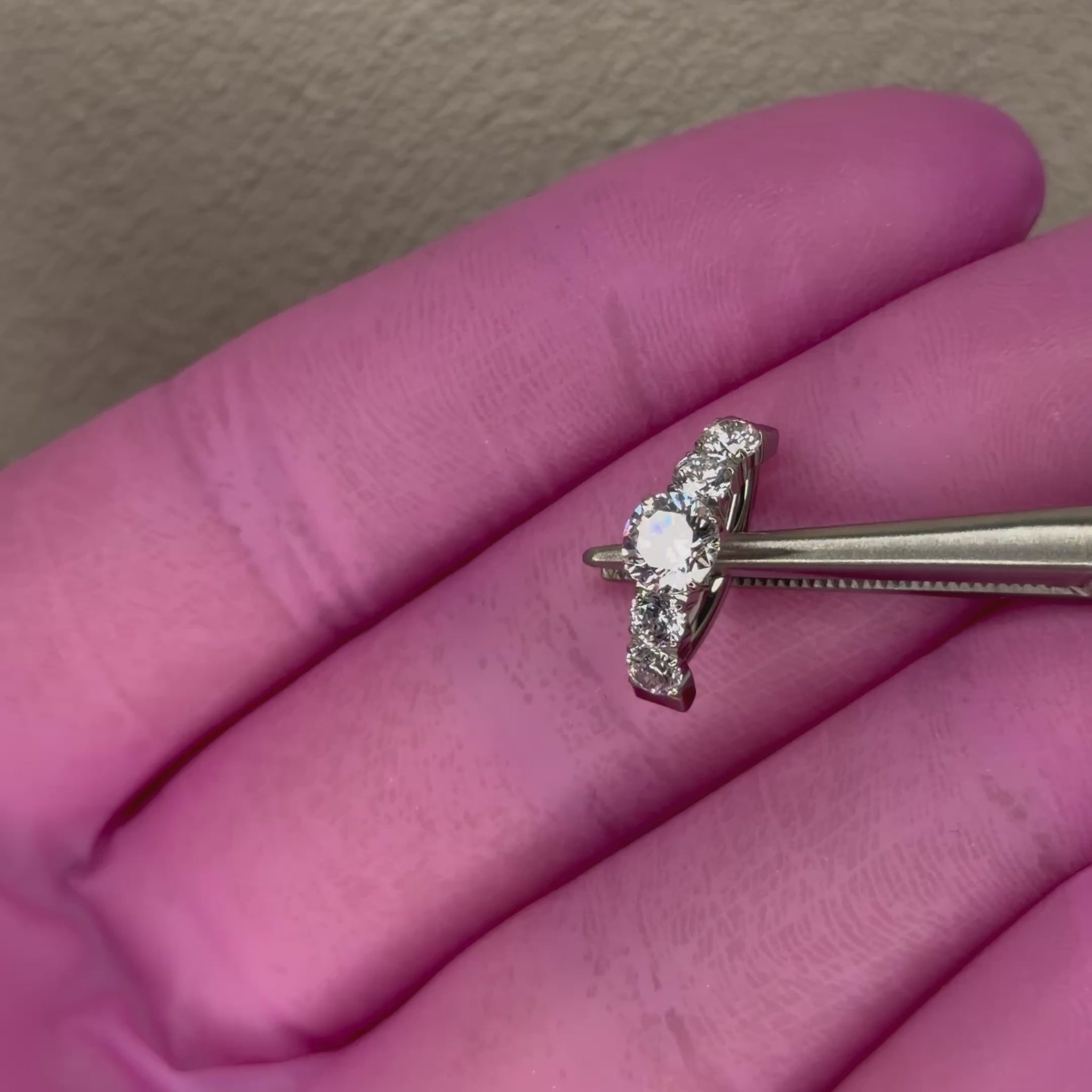 Piercing ombelico in titanio ASTM F136 con elegante fila di zirconi ovali ad alta brillantezza. Ipoallergenico, resistente e perfetto per valorizzare il tuo look con un tocco di luce.