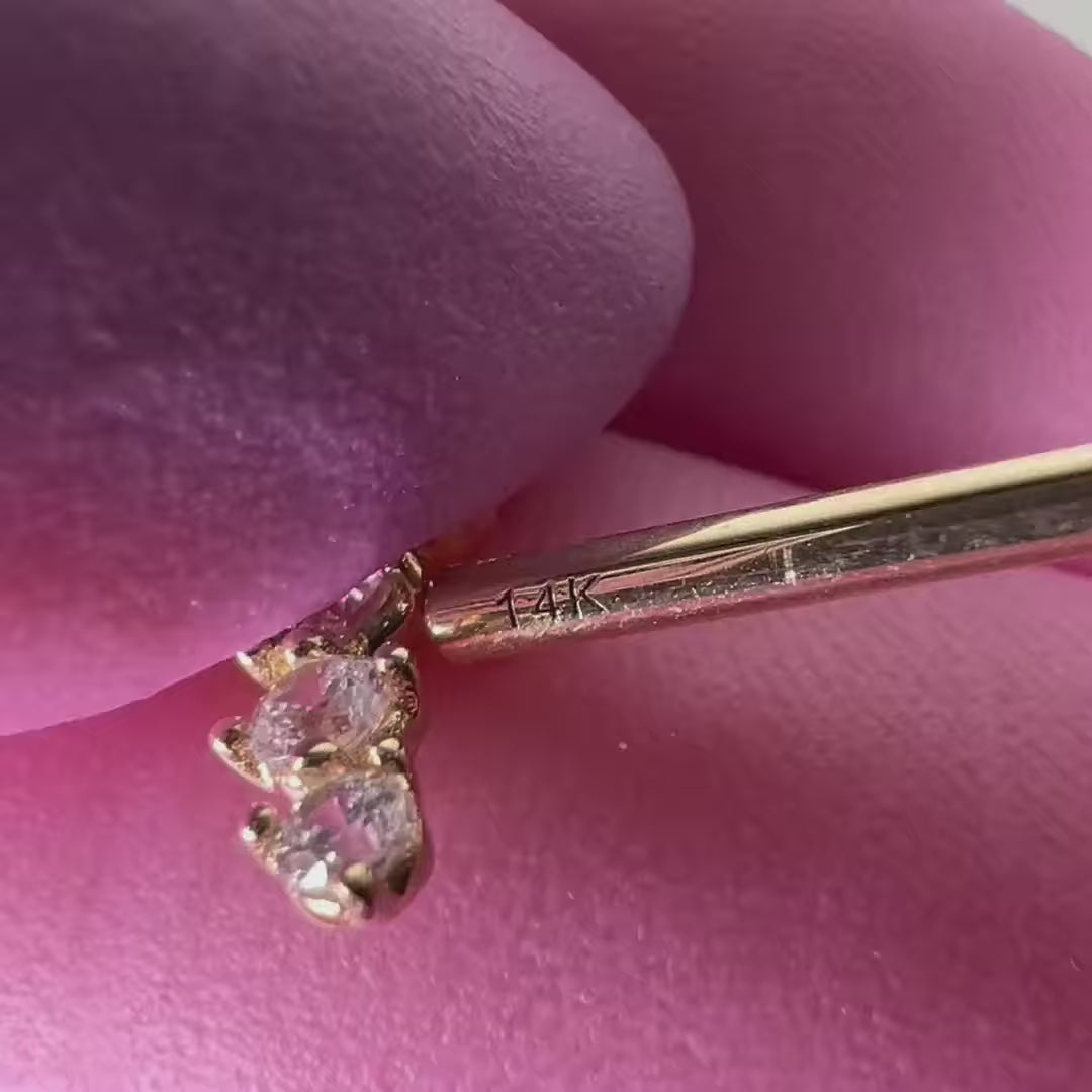 Lasciati conquistare dallo Shiny Nipple in oro 14k, il piercing per capezzolo che unisce eleganza, brillantezza e comfort. Realizzato in oro di alta qualità, è anallergico, sicuro sulla pelle e ideale per chi cerca un accessorio raffinato ma anche sensuale.