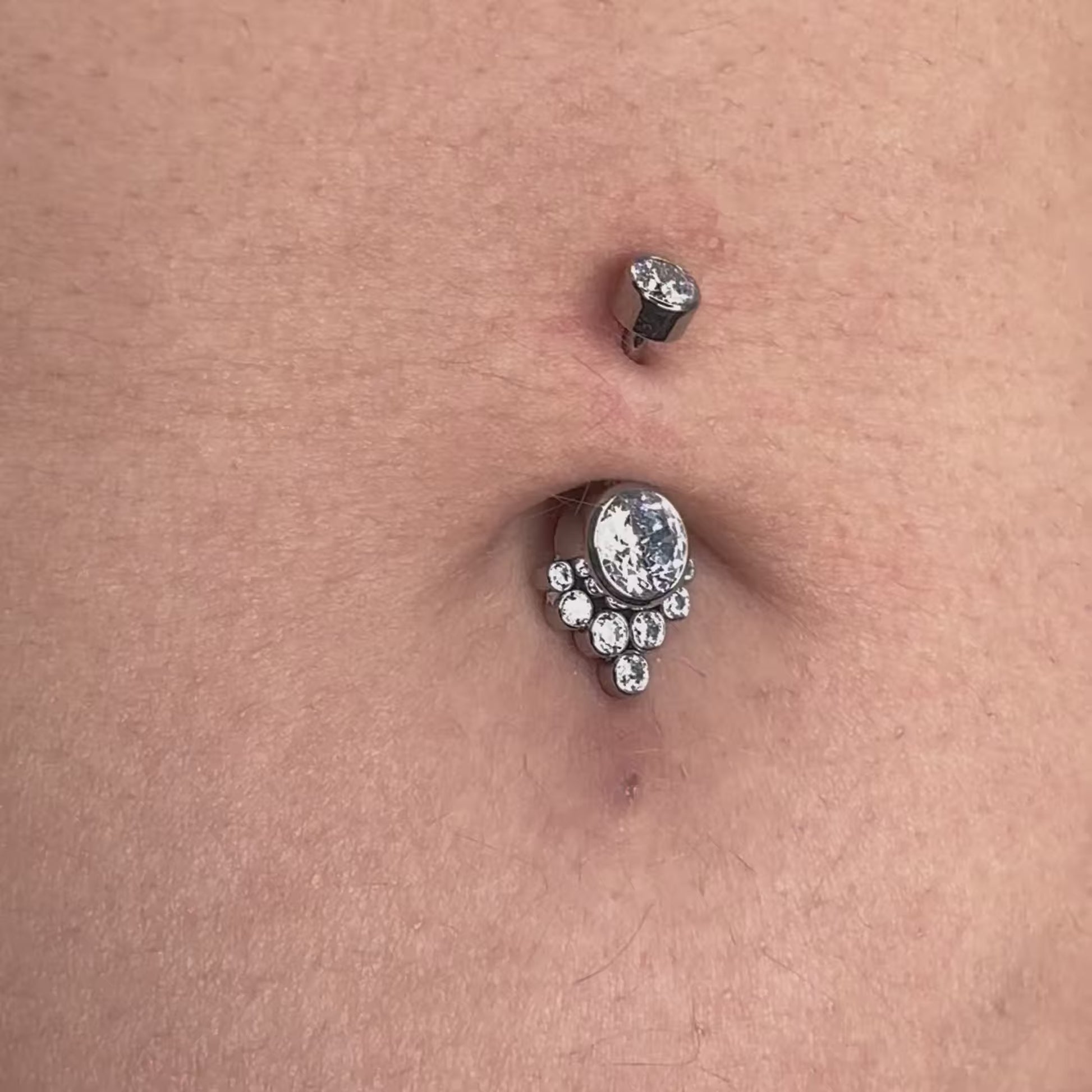 Piercing Ombelico (Navel) Cluster in titanio, gioiello curvo con zirconi per un look brillante