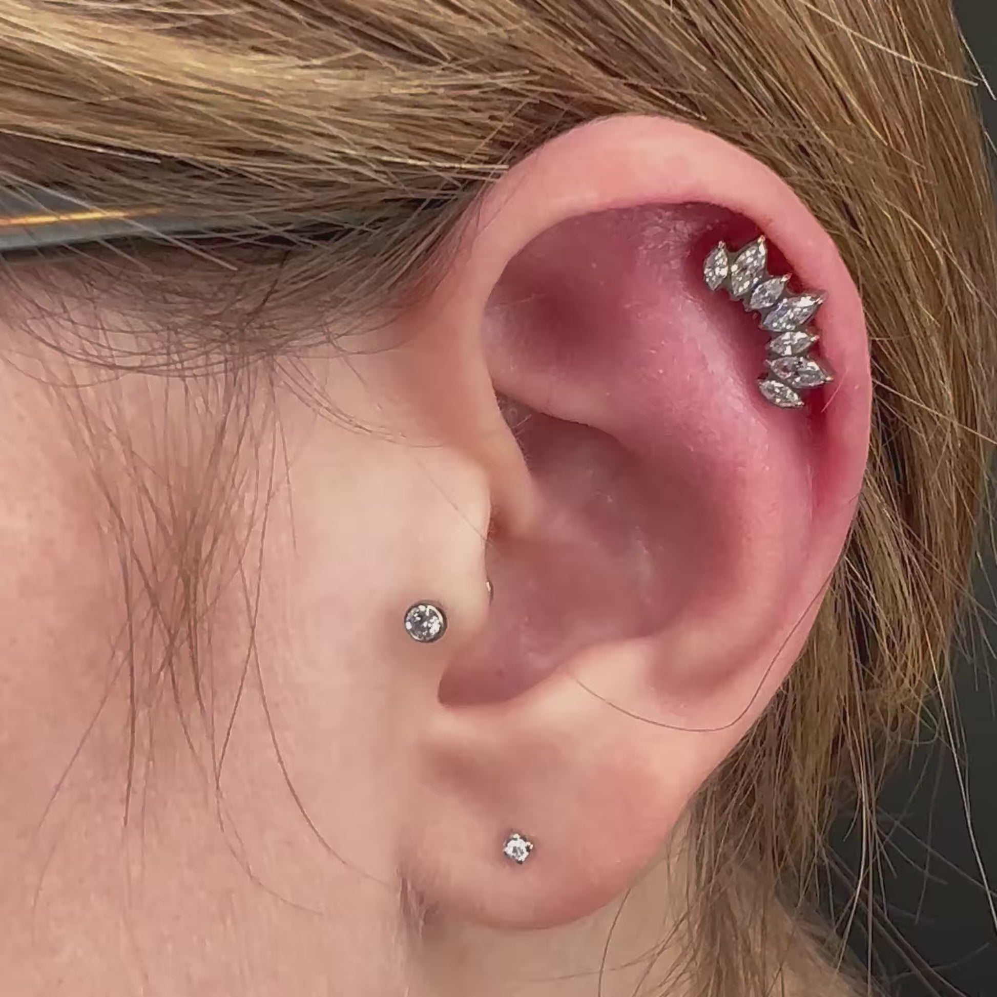 Gioiello piercing in titanio con gemma marquise dal taglio regale, resistente e luminoso.