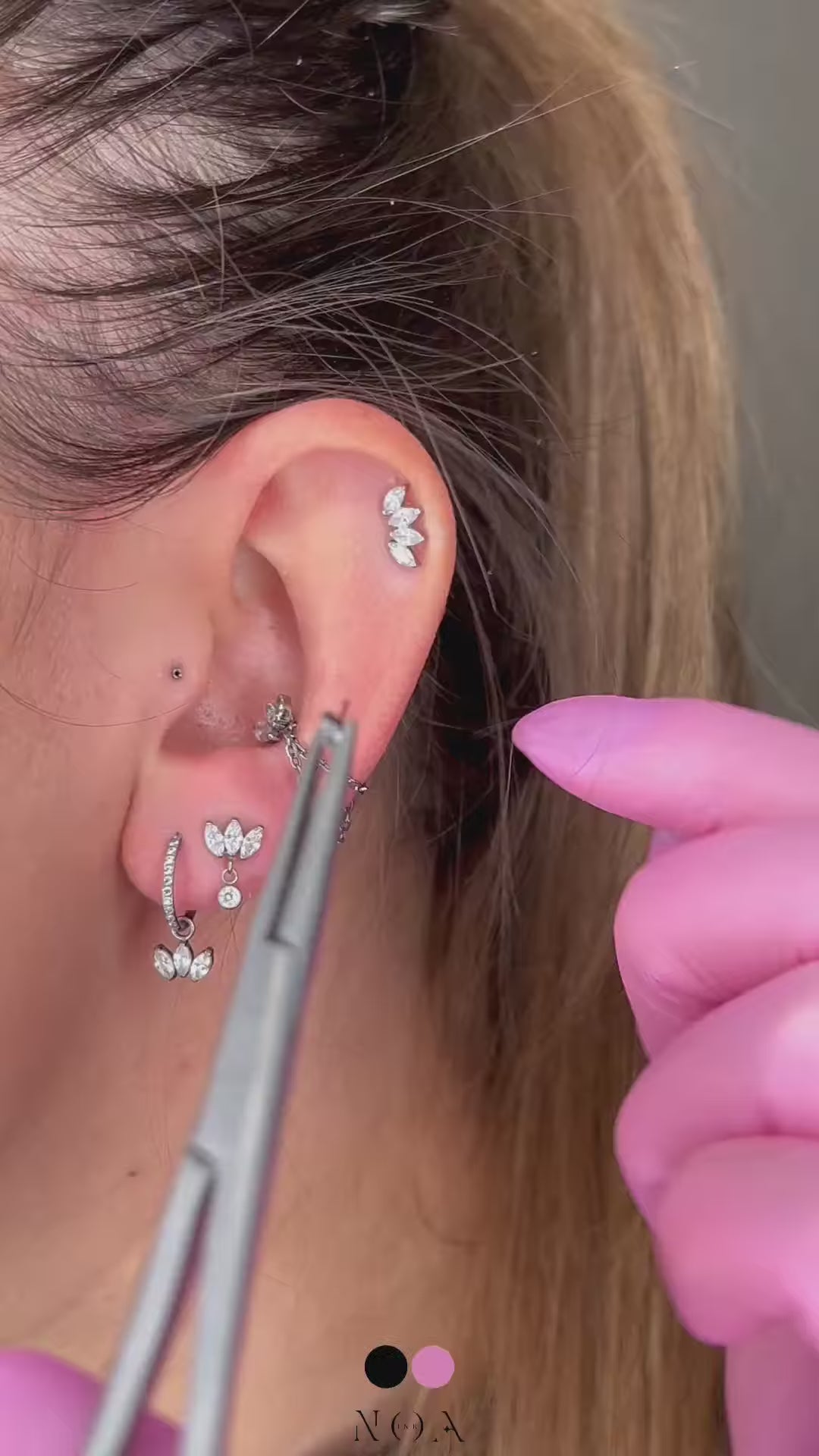 Le Pinze Noa Ink sono progettate per garantire massima precisione, comfort e sicurezza durante ogni sessione di tatuaggio o piercing.
Realizzate con materiali di alta qualità, assicurano una presa stabile e un controllo ottimale, permettendo di lavorare con cura e accuratezza anche nei dettagli più fini.