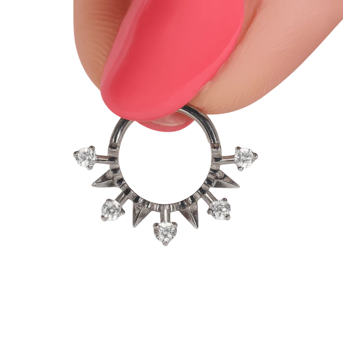 Scopri Punk Bling Clicker, piercing in titanio dal design brillante e distintivo. Comfort, qualità e stile unico in un gioiello.