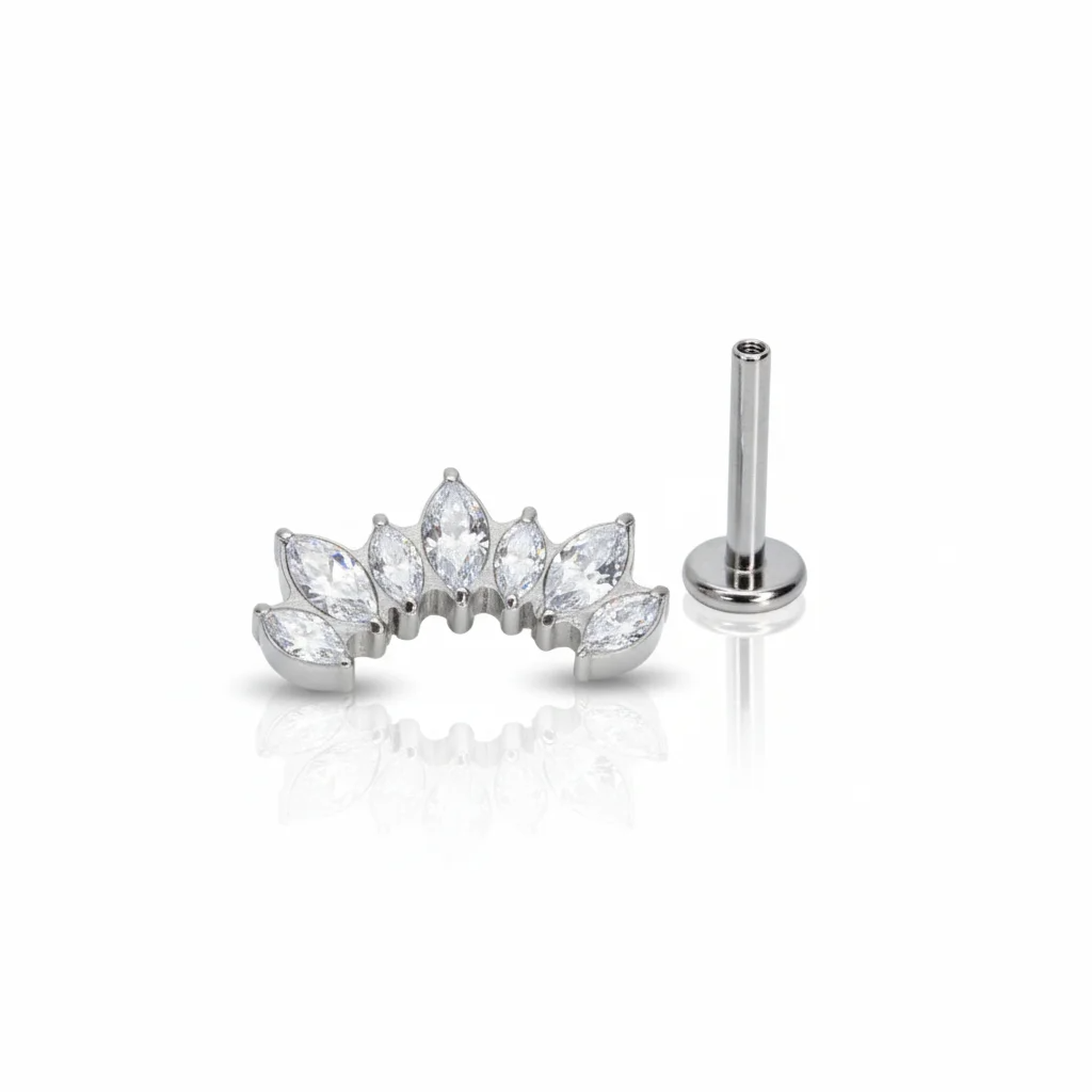 Gioiello piercing in titanio con gemma marquise dal taglio regale, resistente e luminoso.