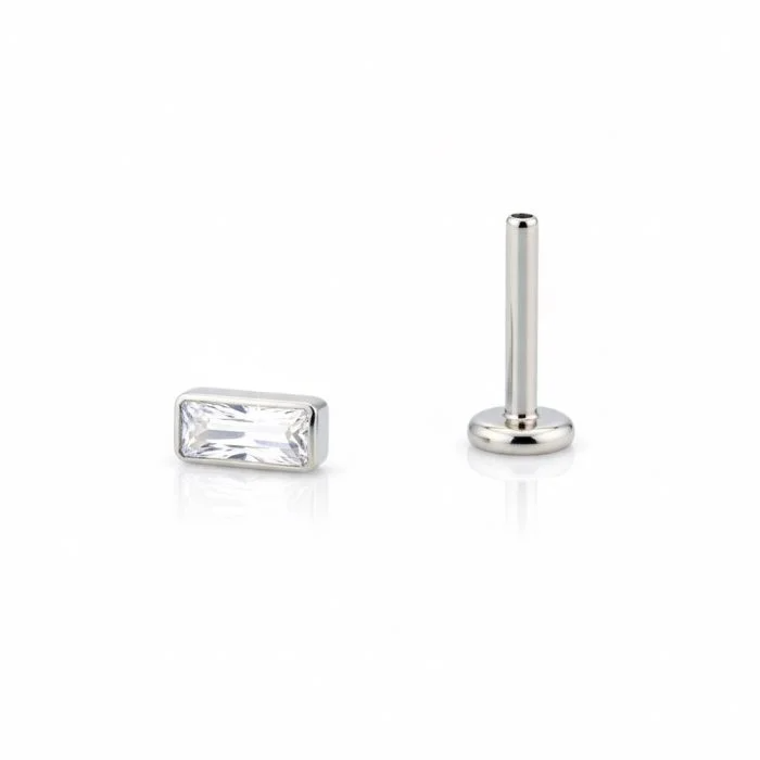 Piercing top a forma di rettangolino con incastonatura di cristalli (barretta), realizzato in titanio di grado implantare ASTM F136.