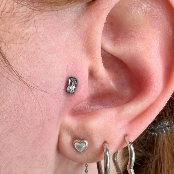 Piercing top a forma di rettangolino con incastonatura di cristalli (barretta), realizzato in titanio di grado implantare ASTM F136.