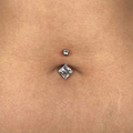 Piercing Rhobus Navel in titanio – barra curva con pendente a forma di rombo, ipoallergenico e resistente, perfetto per l’ombelico.