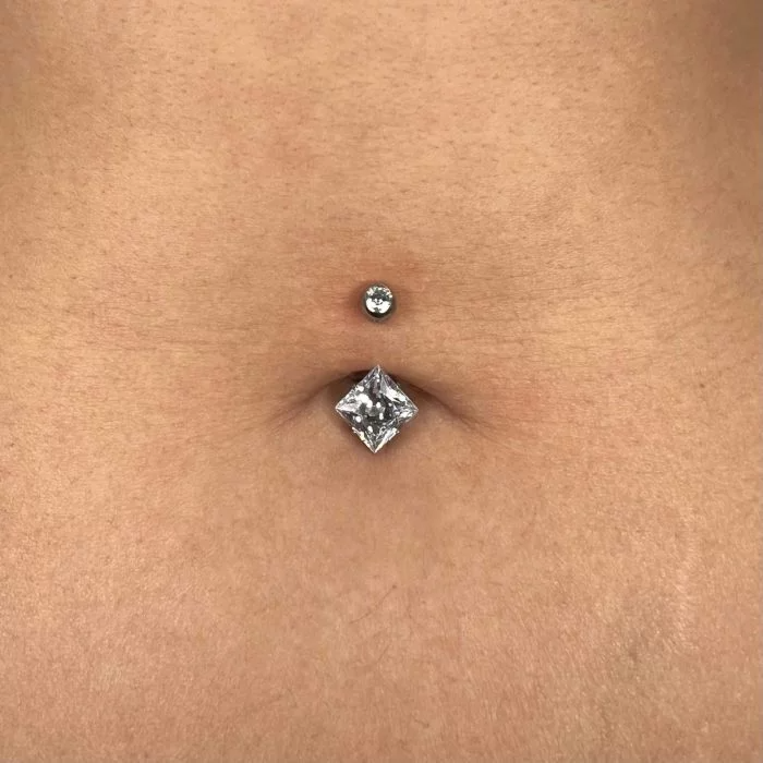 Piercing Rhobus Navel in titanio – barra curva con pendente a forma di rombo, ipoallergenico e resistente, perfetto per l’ombelico.