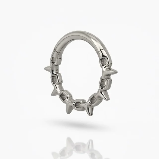Perfetto per chi cerca un piercing minimalista ma d’impatto, il Rock Ring in titanio unisce stile, qualità e durabilità in un unico gioiello di alto livello.