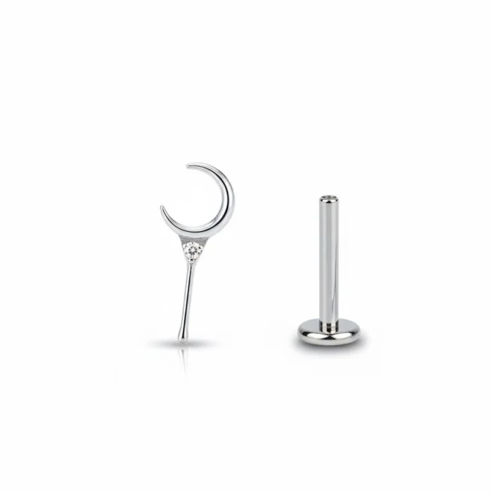 Piercing simbolico Luna Crescente e Stella in titanio di grado implantare ASTM F136. Gioiello con design cosmico.