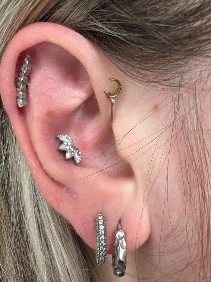 Piercing simbolico Luna Crescente e Stella in titanio di grado implantare ASTM F136. Gioiello con design cosmico.