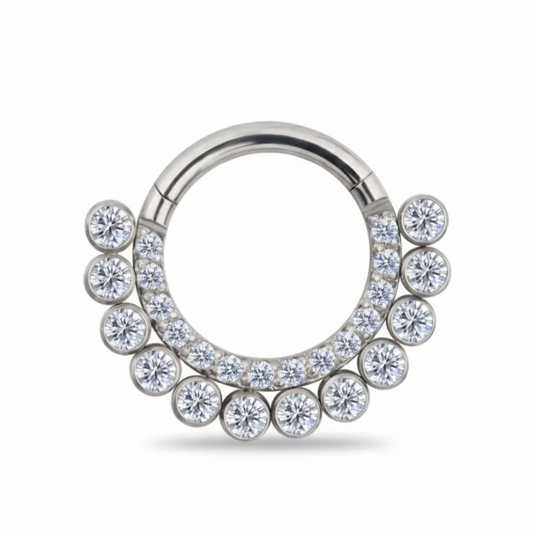 Il design Shiny Clicker, con finitura brillante e linee essenziali, dona un effetto luminoso e contemporaneo, perfetto per chi cerca un gioiello discreto ma d’impatto.
La struttura in titanio assicura resistenza, brillantezza e comfort durante tutto il giorno, mantenendo il piercing sempre elegante e impeccabi