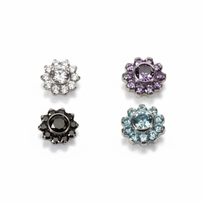 Piercing “Shiny Flower” in titanio lucente con petali di cristalli luminosi. Un gioiello delicato e scintillante, perfetto per chi ama un look femminile e raffinato.