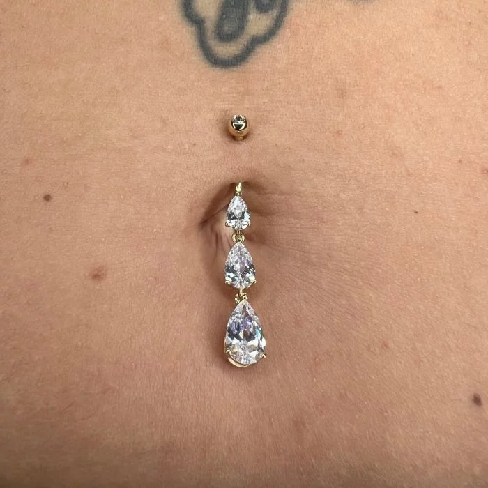 Lo Shiny Pendant in Oro è un gioiello dal design raffinato e luminoso, perfetto per chi ama accessori eleganti e di qualità. Realizzato in oro 14K , questo ciondolo cattura la luce con ogni movimento, aggiungendo un tocco di brillantezza e femminilità a qualsiasi outfit.