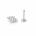 Piercing in titanio ipoallergenico con cristallo rombo brillante, ideale per look minimal e luminosi.