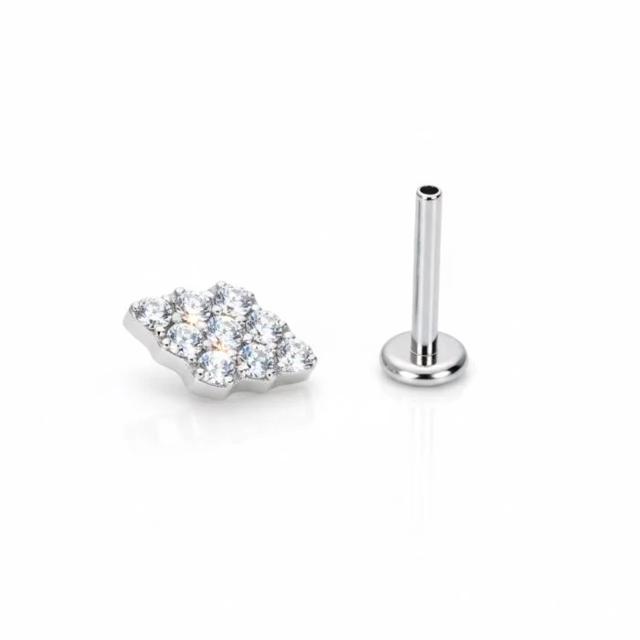 Piercing in titanio ipoallergenico con cristallo rombo brillante, ideale per look minimal e luminosi.
