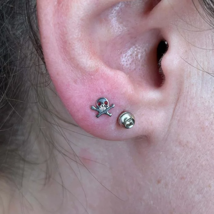 Gioiello da piercing in titanio con design skull, leggero e anallergico