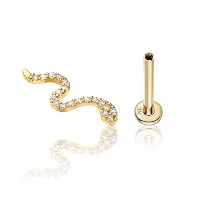 Il Snake Gold in Oro è un gioiello dal design unico e ricco di significato. Ispirato al simbolo del serpente, rappresenta forza, rinascita e cambiamento, rendendolo un accessorio perfetto per chi desidera esprimere personalità e stile.

Realizzato in oro 14 carati di alta qualità, lo Snake Gold combina linee sinuose e dettagli raffinati per un look moderno e seducente.